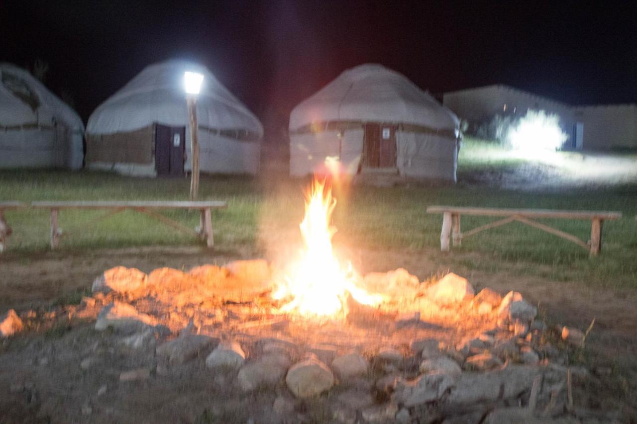 Kyzylkum Nights Camp & Family Yurt Hotell Nurota Exteriör bild